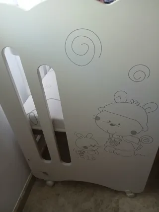 Cuna Micuna blanca con dibujos