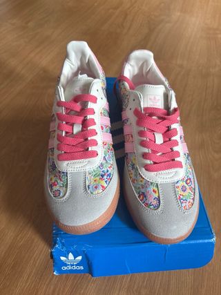 Zapatillas Adidas Talla 40 Flores Rosas