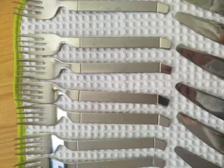 Cubertería de postre de diseño.Acero cromado