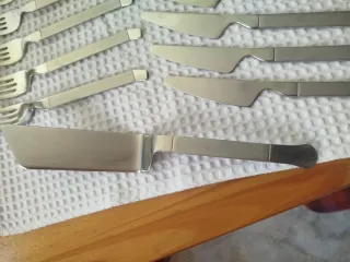 Cubertería de postre de diseño.Acero cromado