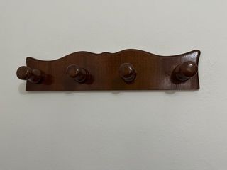 Perchero de madera con 4 pomos