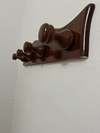 Perchero de madera con 4 pomos
