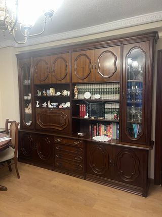 Mueble de salón de madera y cristal