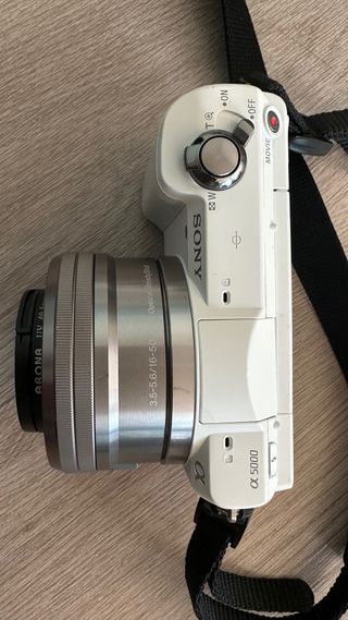 Cámara Sony Alpha 5000 + Objetivo 16-50mm
