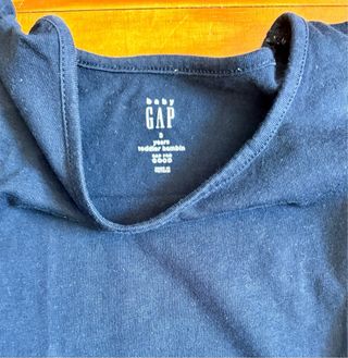 Camiseta Gap volantes azul marino