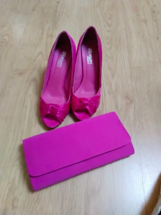 Zapatos de tacón y bolso fucsia a juego