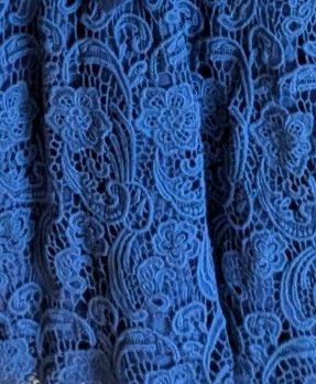 Vestido azul elegante con encaje