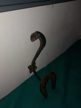 Colgador de metal con herradura