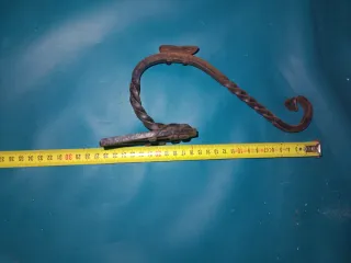 Colgador de metal con herradura