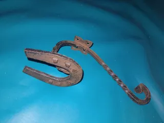 Colgador de metal con herradura