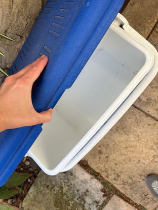 Heladera azul con asa