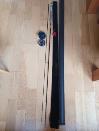 Caña con carrete de pesca mosca