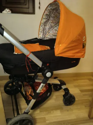 Carro de bebé naranja y negro