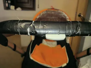 Carro de bebé naranja y negro