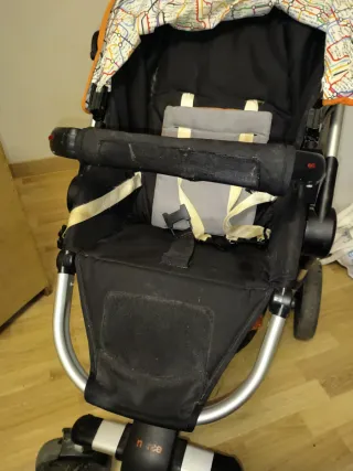 Carro de bebé naranja y negro