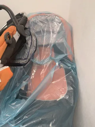 Carro de bebé naranja y negro