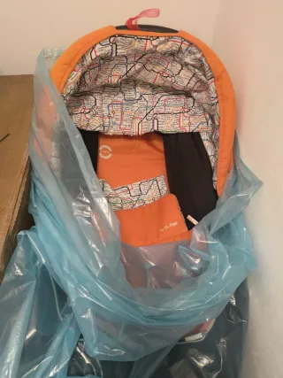 Carro de bebé naranja y negro