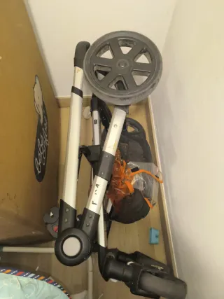 Carro de bebé naranja y negro