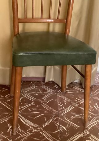 Silla de madera con asiento de piel