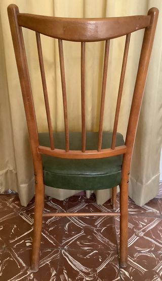 Silla de madera con asiento de piel