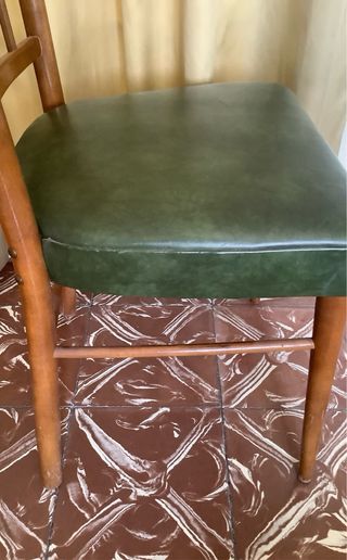 Silla de madera con asiento de piel