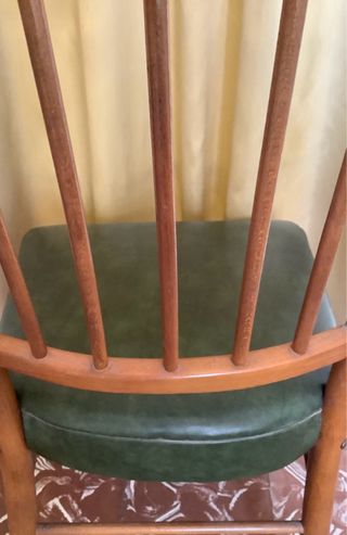 Silla de madera con asiento de piel