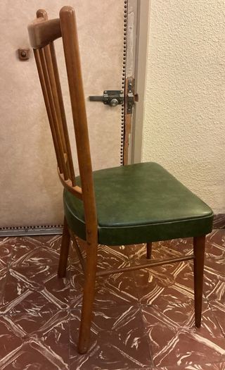 Silla de madera con asiento de piel