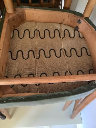 Silla de madera con asiento de piel