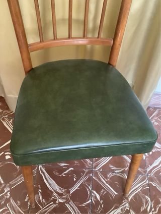 Silla de madera con asiento de piel