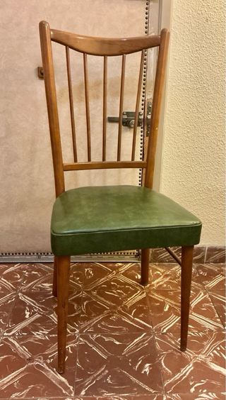 Silla de madera con asiento de piel