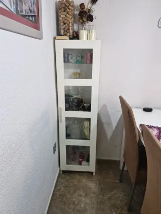 Vitrina de cristal y madera