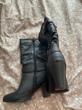 Botas altas negras con hebilla