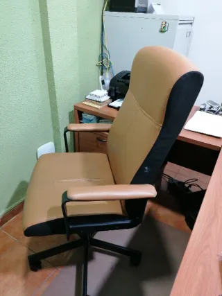 Sillón de oficina marrón y negro