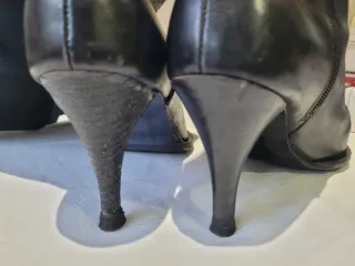 Botas altas de piel negras marca SOFÍA Talla 39,