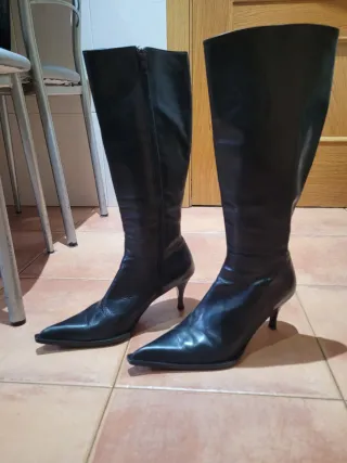 Botas altas de piel negras marca SOFÍA Talla 39,