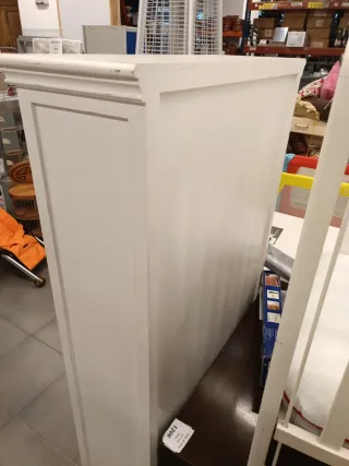 Armario blanco estilo gallinero con puertas de cri