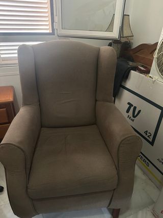 Sillón de tela beige y madera