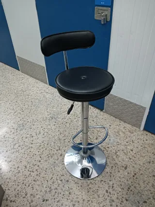 Banco alto negro y  plateado