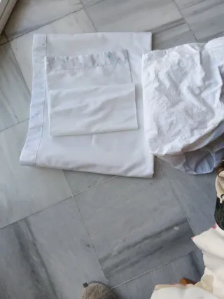 Juego de sábanas blancas