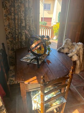 Conjunto mesa y sillas madera antiguas