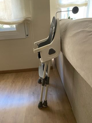 Trona bebé plegable con bandeja extraible.