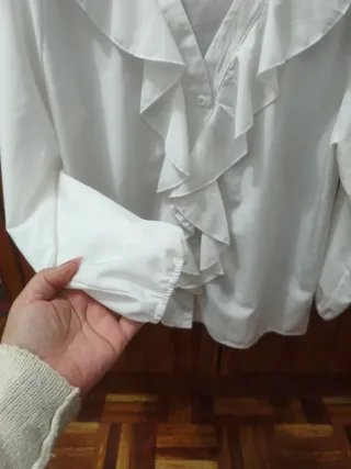 Blusa blanca con volantes