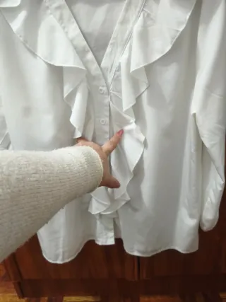 Blusa blanca con volantes