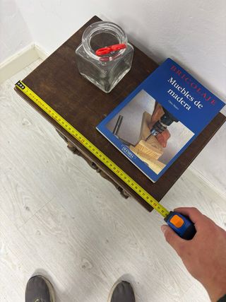 Mesita de noche de madera antigua