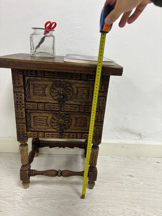 Mesita de noche de madera antigua