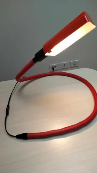 Lampada da tavolo flessibile rossa
