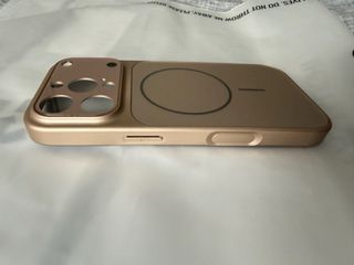 Funda iPhone 16 Pro Dorada