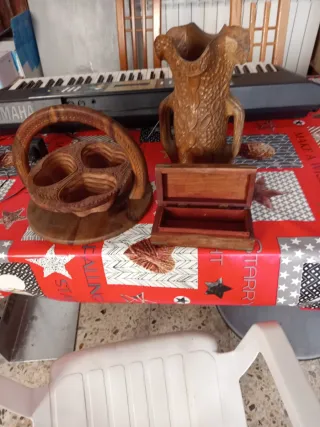 Juego de madera tallada: jarrón y caja
