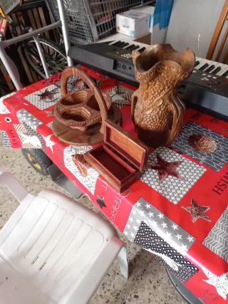 Juego de madera tallada: jarrón y caja