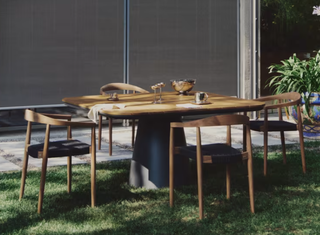 Silla Ydalia madera maciza exterior apilable